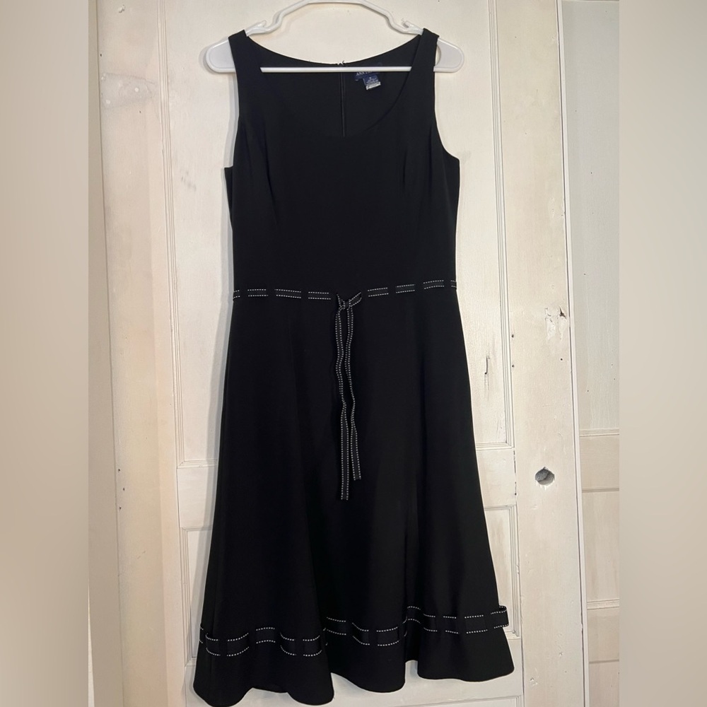 ANN TAYLOR 100% SILK DRESS SZ 6 BLACK WOVEN RIBBON DETAIL AT WAIST AND HEM LBD